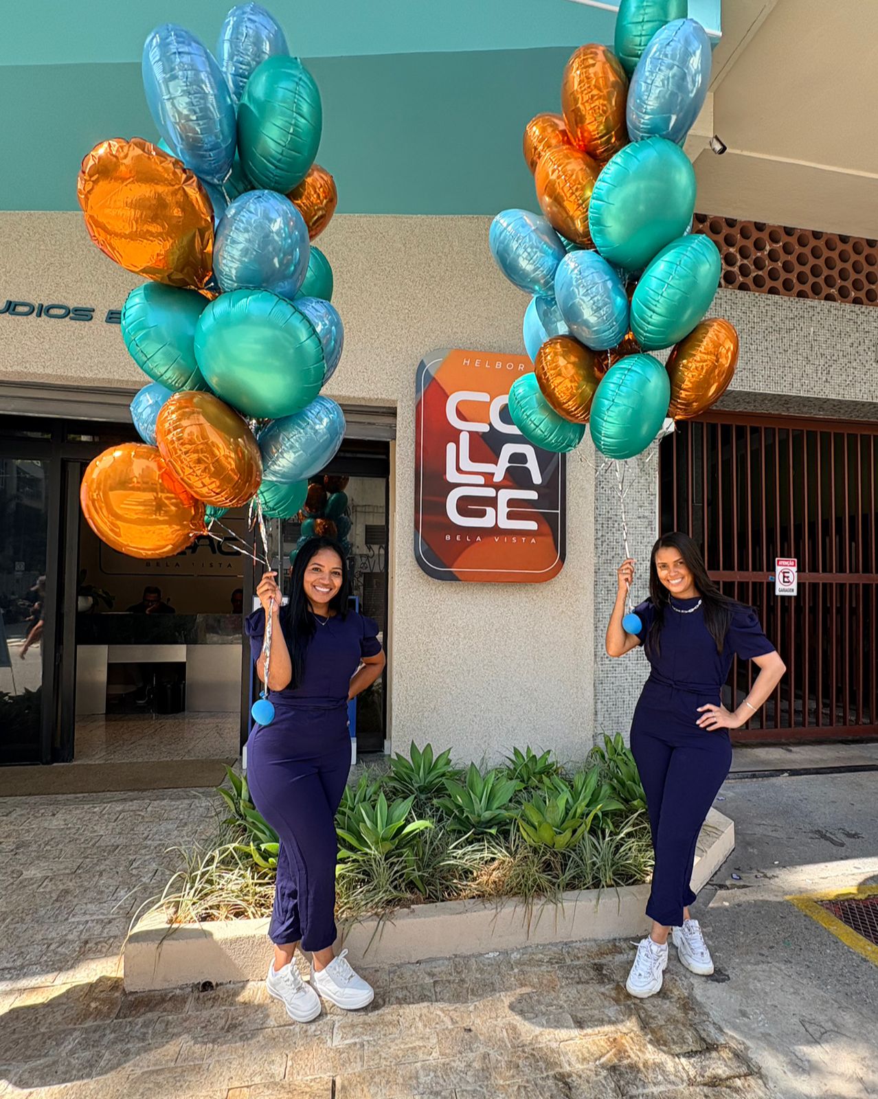 Recepcionistas com balões na ativação Collage Bela Vista, da Helbor