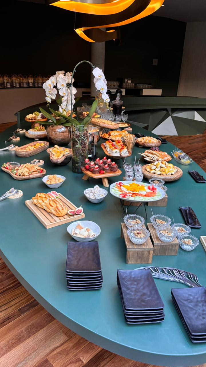 Mesa de brunch no Tour Hotel W, da Helbor
