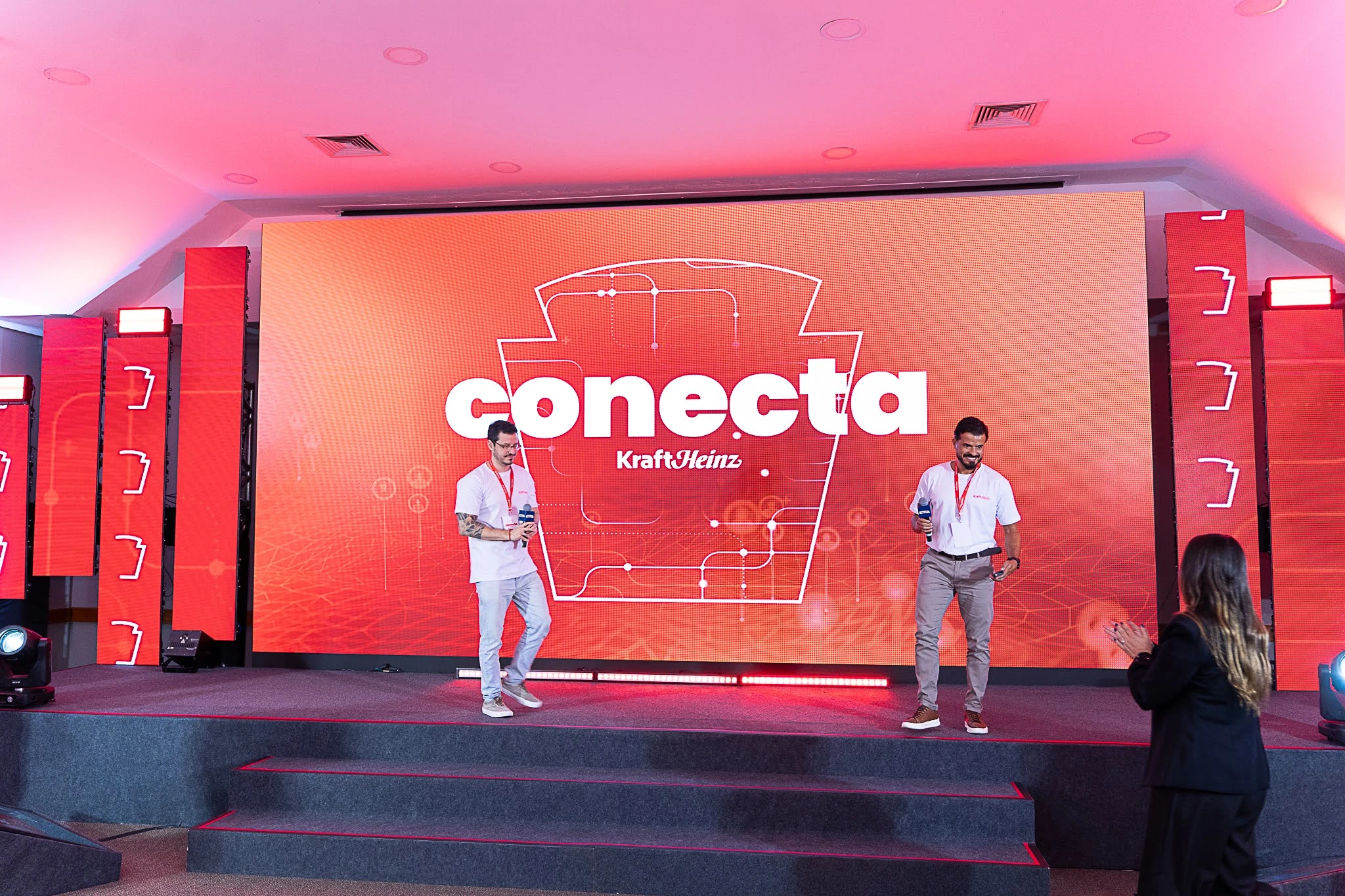 Palco da Convenção Conecta Kraft Heinz com dois apresentadores