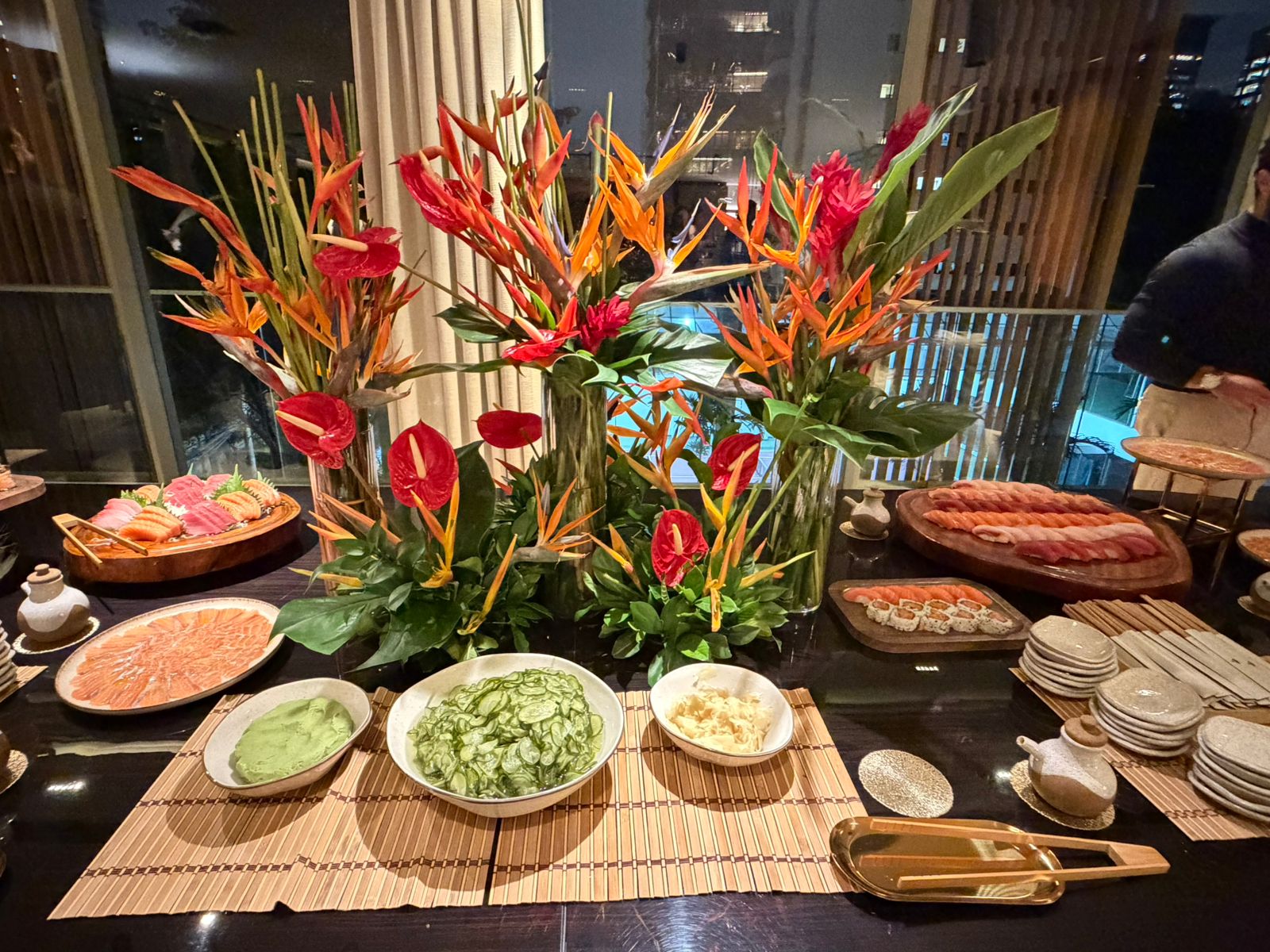 Mesa de culinária japonesa no evento Figueira Leopoldo, da MPD